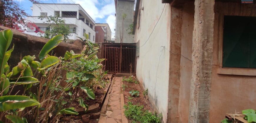 À vendre : villa F4 à rénover sur terrain de 220 m² à Ambohimirary