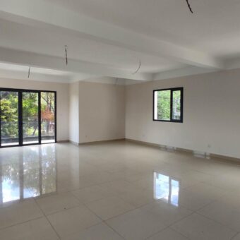 Espace commercial rénové de 550 m2 à Louer situé en bordure de la route de Tsimbazaza