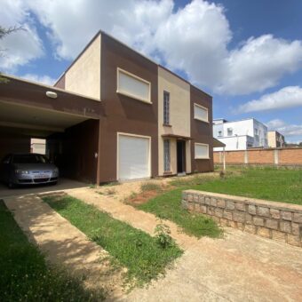 A louer une villa F6 à étage située dans un quartier calme et résidentiel à Mandrosoa Ivato
