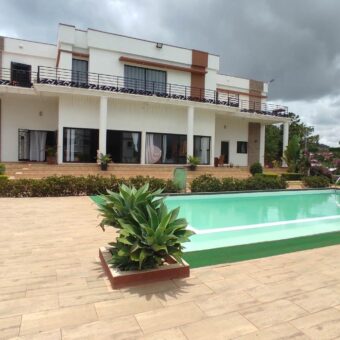 A vendre une grande propriété de 4500 m2 avec une villa F8 située à Ambatomirahavavy