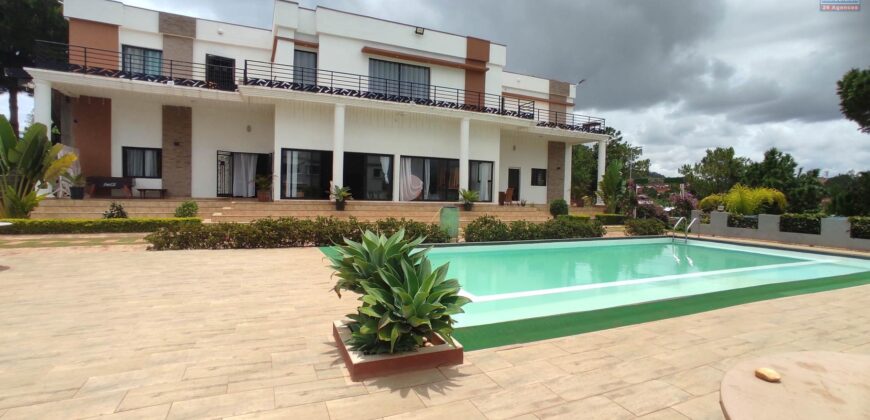 A vendre une grande propriété de 4500 m2 avec une villa F8 située à Ambatomirahavavy