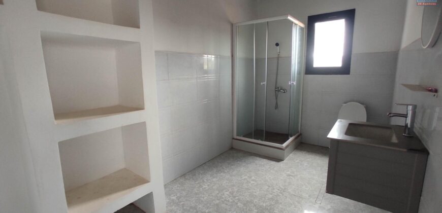A vendre une grande propriété de 4500 m2 avec une villa F8 située à Ambatomirahavavy