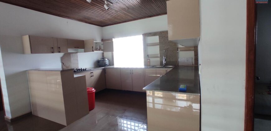 A vendre une grande propriété de 4500 m2 avec une villa F8 située à Ambatomirahavavy