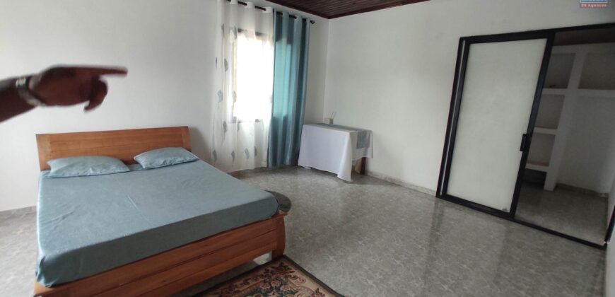 A vendre une grande propriété de 4500 m2 avec une villa F8 située à Ambatomirahavavy
