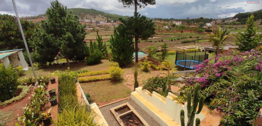 A vendre une grande propriété de 4500 m2 avec une villa F8 située à Ambatomirahavavy