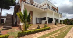 A vendre une grande propriété de 4500 m2 avec une villa F8 située à Ambatomirahavavy