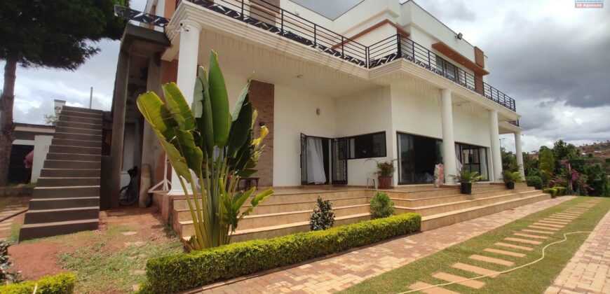 A vendre une grande propriété de 4500 m2 avec une villa F8 située à Ambatomirahavavy