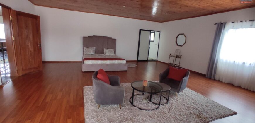 A vendre une grande propriété de 4500 m2 avec une villa F8 située à Ambatomirahavavy