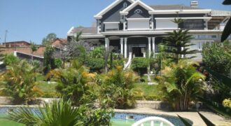 A louer une grande villa F6 avec piscine et jardin, parfait pour une famille à Ambohibao