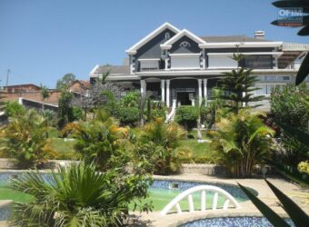 A louer une grande villa F6 avec piscine et jardin, parfait pour une famille à Ambohibao