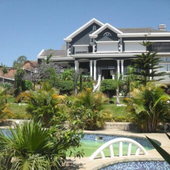 A louer une grande villa F6 avec piscine et jardin, parfait pour une famille à Ambohibao