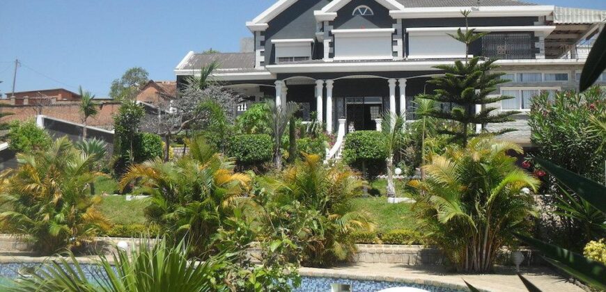 A louer une grande villa F6 avec piscine et jardin, parfait pour une famille à Ambohibao