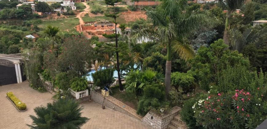 A louer une grande villa F6 avec piscine et jardin, parfait pour une famille à Ambohibao
