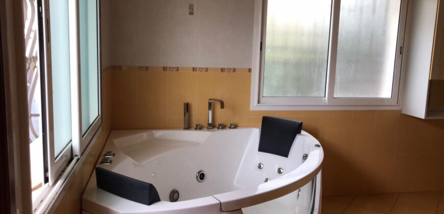 A louer une grande villa F6 avec piscine et jardin, parfait pour une famille à Ambohibao