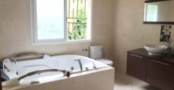 A louer une grande villa F6 avec piscine et jardin, parfait pour une famille à Ambohibao