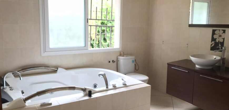A louer une grande villa F6 avec piscine et jardin, parfait pour une famille à Ambohibao
