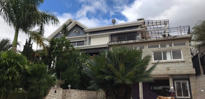 A louer une grande villa F6 avec piscine et jardin, parfait pour une famille à Ambohibao
