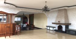 A louer une grande villa F6 avec piscine et jardin, parfait pour une famille à Ambohibao