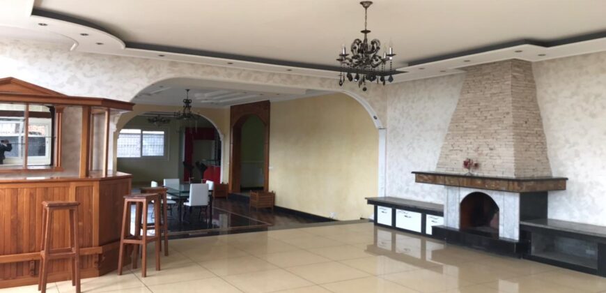 A louer une grande villa F6 avec piscine et jardin, parfait pour une famille à Ambohibao