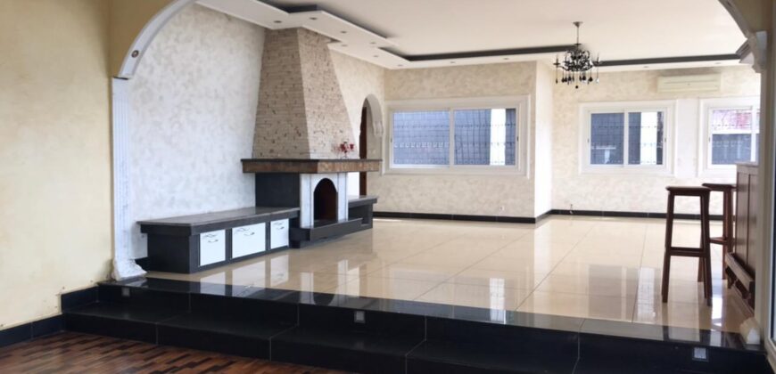 A louer une grande villa F6 avec piscine et jardin, parfait pour une famille à Ambohibao