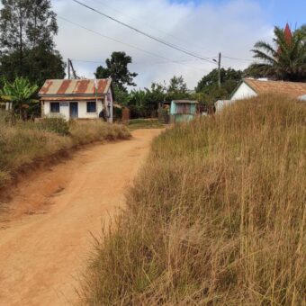 A vendre un beau terrain de 1200 m2 situé en bord de route dans un quartier en pleine expansion à Ilafy