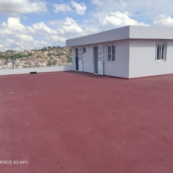 A louer espace commercial de 464 m² à Ampasampito, situé sur la route principale