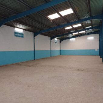 En location ce dépôt de plain-pied de 800m2 situé dans un secteur sécurisé à Anosivavaka