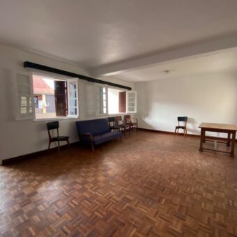 A louer un appartement T3 semi-meublé situé à Amparibe