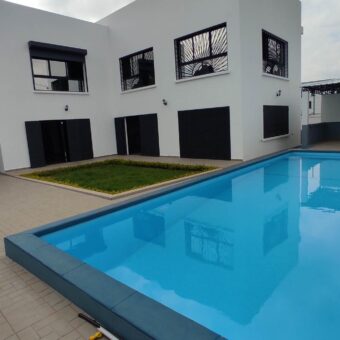Villa F5 neuve avec piscine à louer située dans quartier sécurisé à 5 minutes d’Ivandry