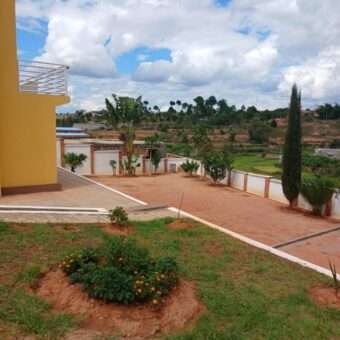 A vendre une villa T5 neuve à étage sur un terrain de 1106 m2 à Alakamisy