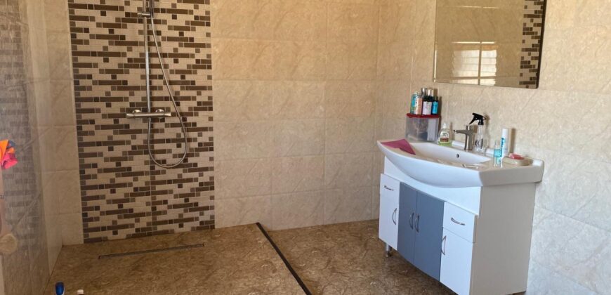 En vente une grande villa F6 à trois niveaux située à Alasora.