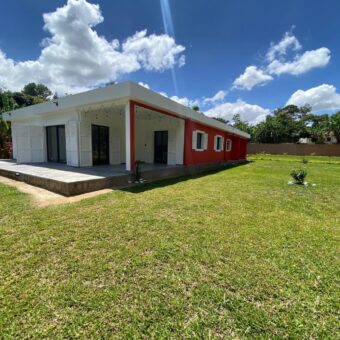 En location une villa T5 neuve de plain-pied située au coeur d’une vaste propriété à Ambohitrarahaba