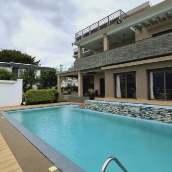 A louer villa F6 meublée avec piscine et espaces spacieux à Ambohijanahary Ivato