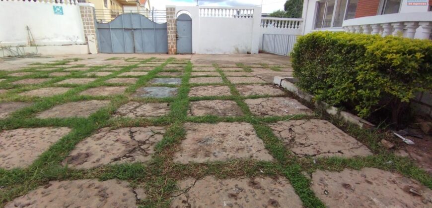 A louer un spacieux local d’environ 300 m2 à usage professionnel situé à Andanobevava Masay