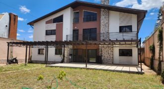 A louer une grande villa T8 entièrement rénovée située proche de toutes commodités à Ambohibao