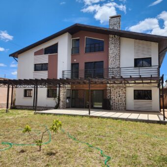 A louer une grande villa T8 entièrement rénovée située proche de toutes commodités à Ambohibao