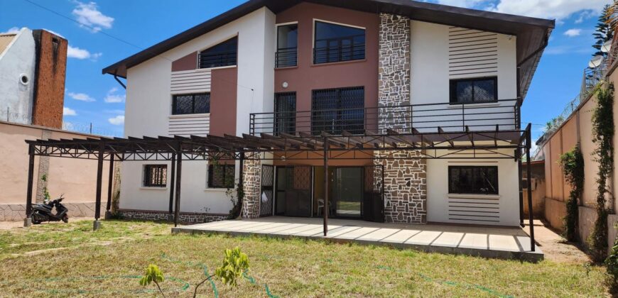 A louer une grande villa T8 entièrement rénovée située proche de toutes commodités à Ambohibao