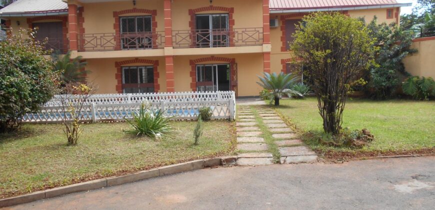 En location une villa de type F7 avec piscine située à Ivandry