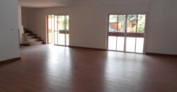 En location une villa de type F7 avec piscine située à Ivandry