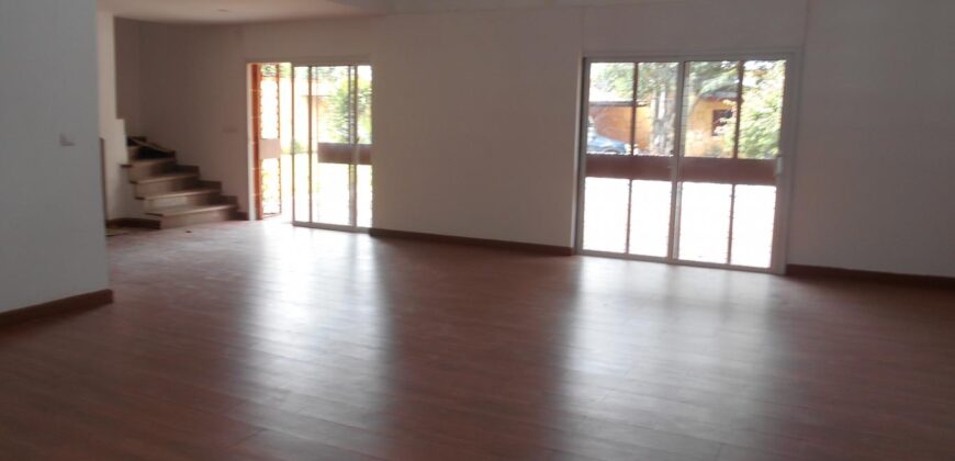 En location une villa de type F7 avec piscine située à Ivandry