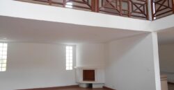 En location une villa de type F7 avec piscine située à Ivandry