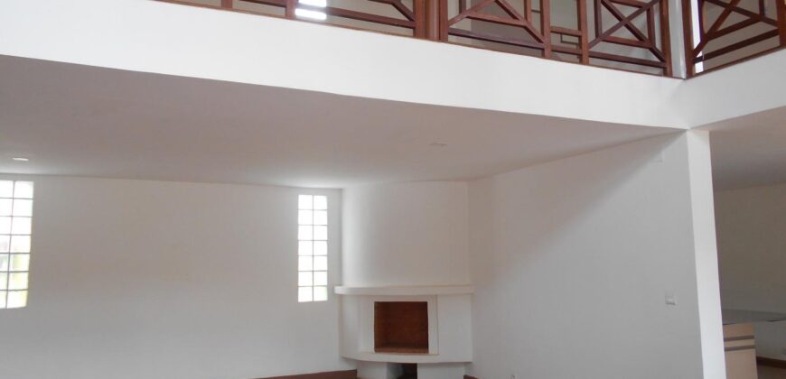En location une villa de type F7 avec piscine située à Ivandry
