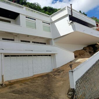 A vendre une grande villa de type F6 avec piscine sur 2700 m2 de terrain située à Tsimbazaza