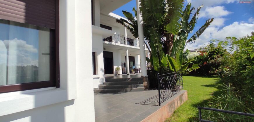 A louer une belle villa T6 située dans une résidence calme et sécurisée à Talatamaty