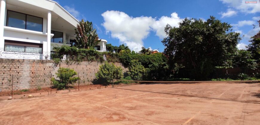 A louer une belle villa T6 située dans une résidence calme et sécurisée à Talatamaty