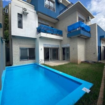 A louer une superbe villa avec piscine située dans une petite résidence calme à Ivandry