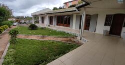 A louer une villa F4 de plain-pied située dans le quartier résidentiel d’Androhibe
