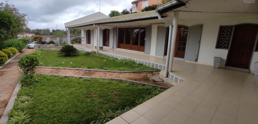 A louer une villa F4 de plain-pied située dans le quartier résidentiel d’Androhibe