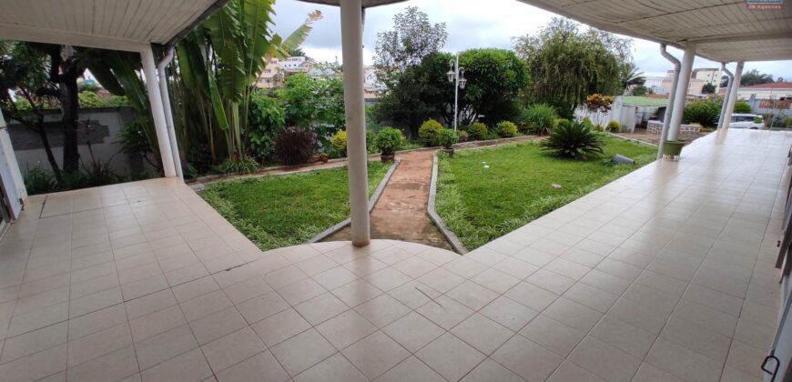 A louer une villa F4 de plain-pied située dans le quartier résidentiel d’Androhibe
