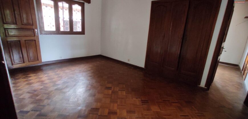 A louer une villa F4 de plain-pied située dans le quartier résidentiel d’Androhibe